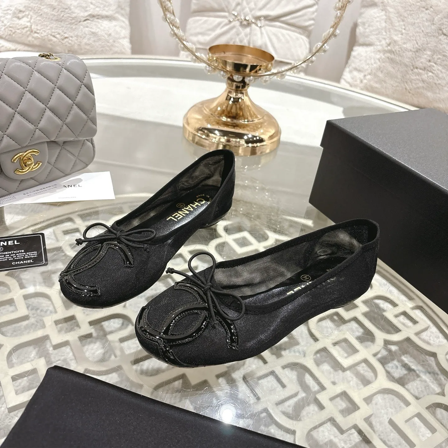 👟👟Ex-factory price 520👟👟 Mesh [purchase-level quality] CHANEL Xiaoxiang 25/A new summer bow-tie shoes 💃 This pair of "dancing shoes" is really breathtakingly beautiful! Made of cowhide fabric + exquisite electric embroidery, every detail exudes a sense of high-end ~ classic bow design, Italian genuine leather sole, comfortable and elegant on the feet, a perfect must-have for fairies!  🌟 All counters are from the same source! All materials are customized according to the original 1:1, and are developed and patterned from genuine products. The quality is absolutely assured ~ a classic that must be bought every year, a versatile artifact that looks great whether paired with skirts or jeans!  💖 The perfect finishing touch for summer outfits, sisters, just do it! 👉 Fabric: Imported sheepskin Lining: Imported sheepskin Outsole: Private molded outsole Size: 35-40